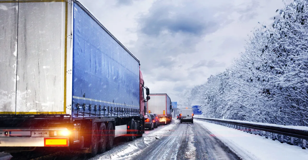 Policie uzavřela dálnici D3 ve směru na Prahu. Ve sněhu uvízly kamiony