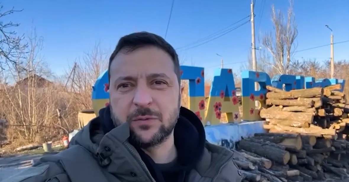 OBRAZEM: Zelenskyj zajel pozdravit vojáky na Donbas, na dostřel od Bachmutu