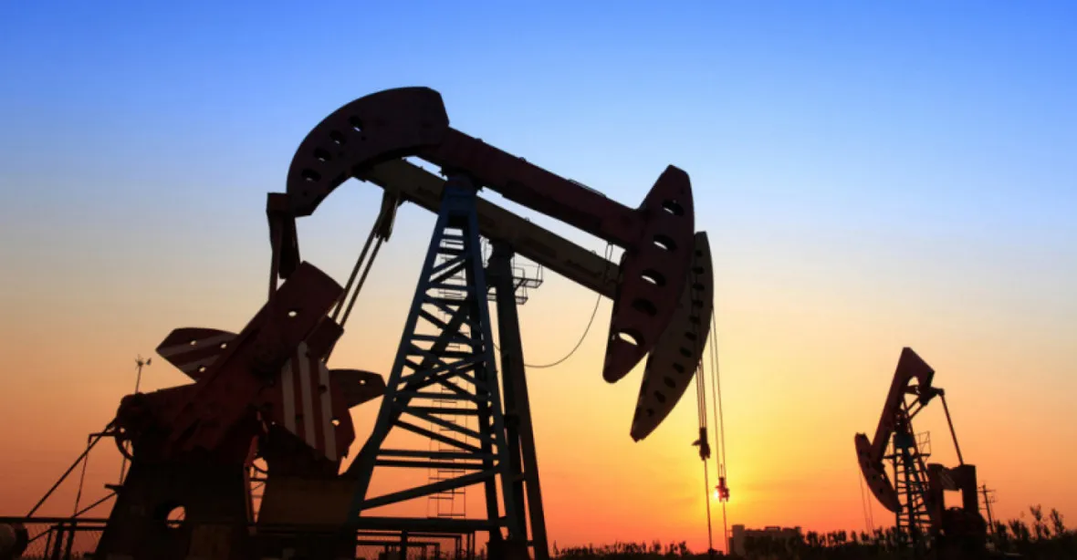Rusko chystá odpověď Západu. Zvažuje stanovení minimální ceny své ropy