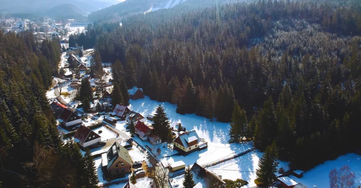 Poslanci mohou jet lyžovat. Liberecký kraj zajistil v Harrachově bydlení pro Ukrajince