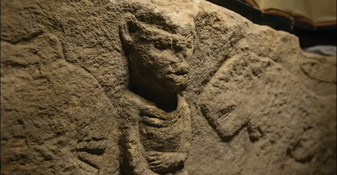 Archeologové našli zřejmě nejstarší rytinu s příběhem. Muž se na ní drží za penis