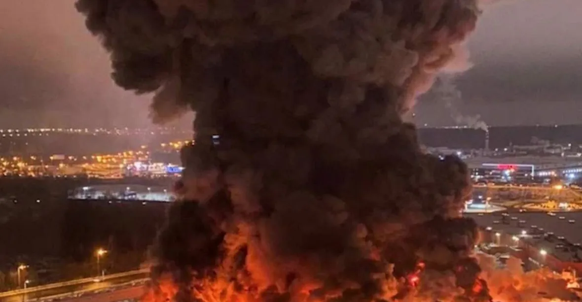 Moskevské nákupní středisko v plamenech. Zahynul jeden člověk