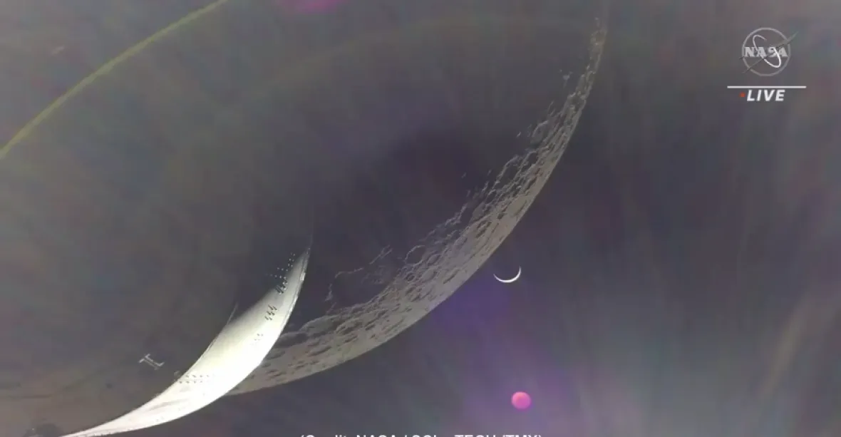 Dechberoucí záběry Měsíce. Loď Orion letěla 130 km nad jeho povrchem