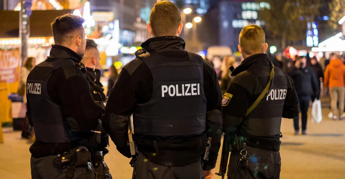 Policejní akce v centru Drážďan. Ozbrojenec v obchodě zabil ženu a drží rukojmí