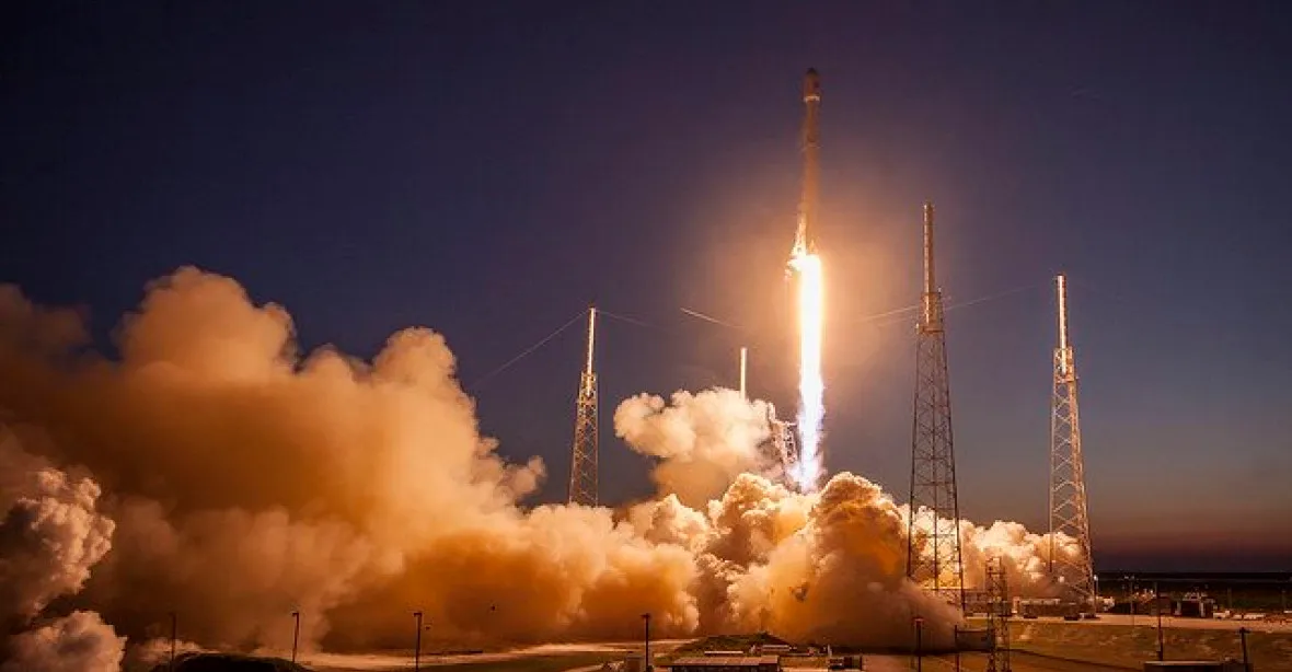 Odstartovala raketa Falcon 9, která má k Měsíci vynést lunární arabské vozítko Rašíd