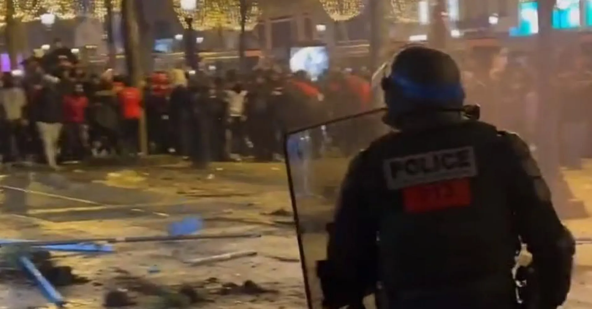 Des émeutes éclatent sur les Champs-Élysées après la victoire du Maroc