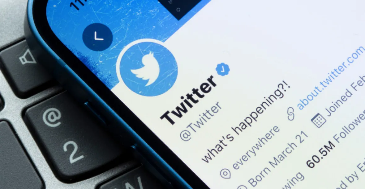 Na síť Twitter se vrací placená služba s modrou ikonou, pro uživatele Apple je dražší