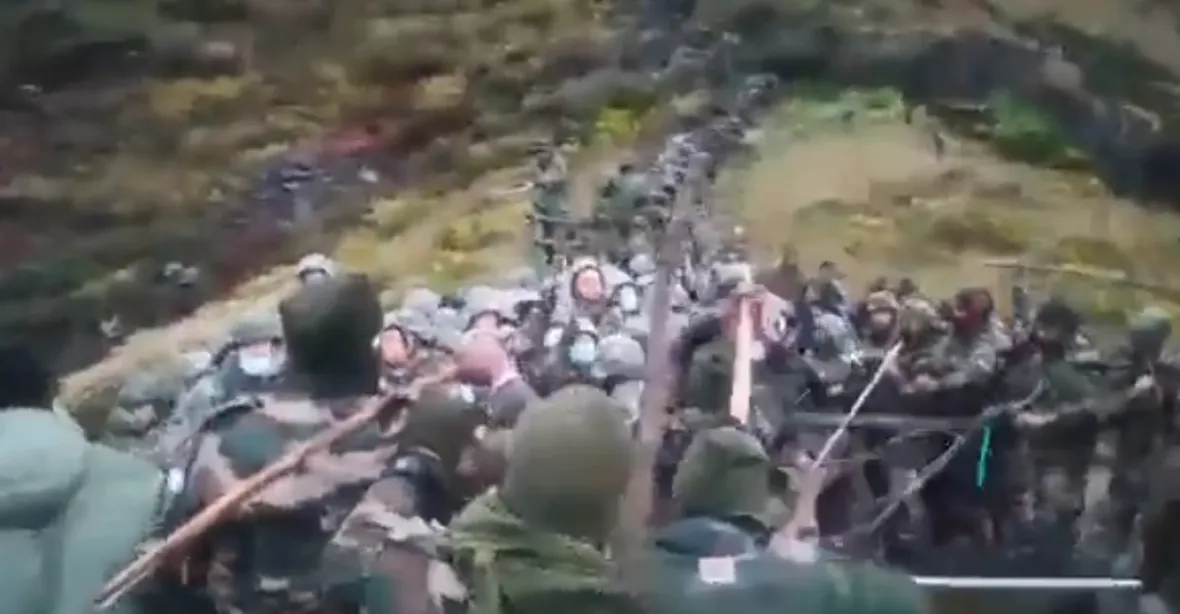 VIDEO: Indičtí vojáci bojují s Číňany na hranicích pomocí klacků