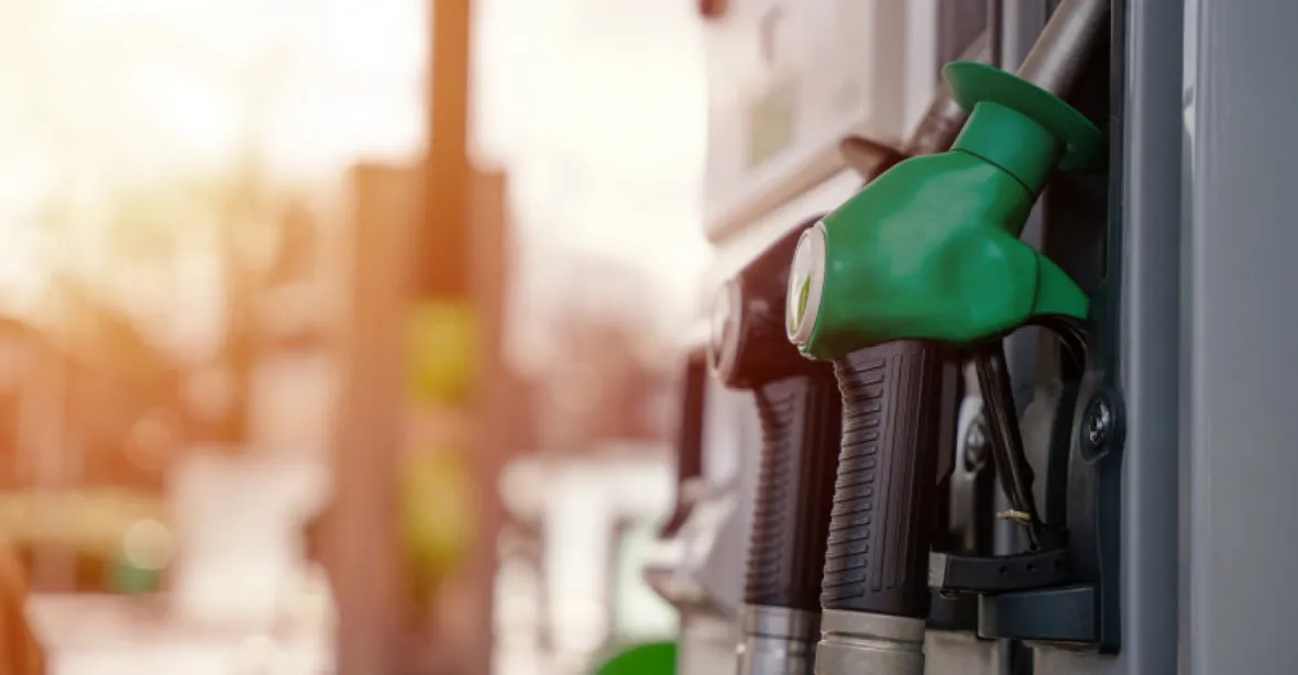 Ceny benzínu a nafty padají. Jsou už nižší než před válkou na Ukrajině