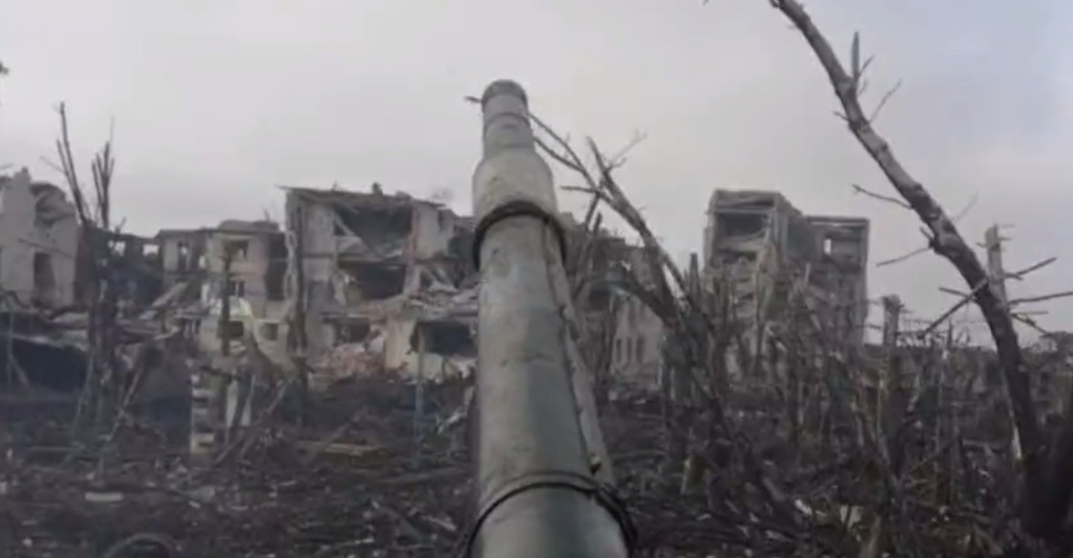 VIDEO: Ruský tank ničí trosky města Marjinka. Na východní frontě útok střídá protiútok