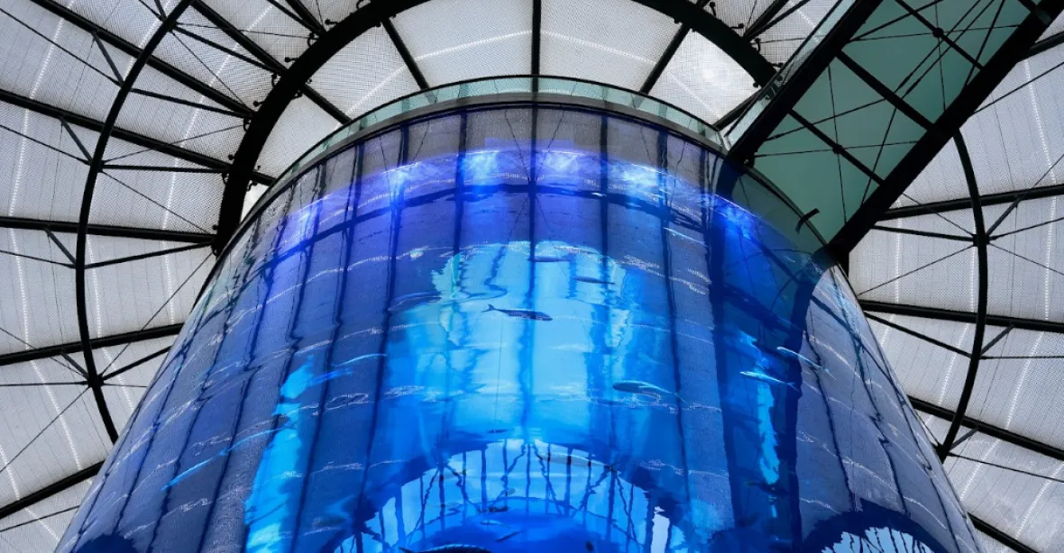 VIDEO: V centru Berlína prasklo obří akvárium, voda z něj se rozlila po okolí