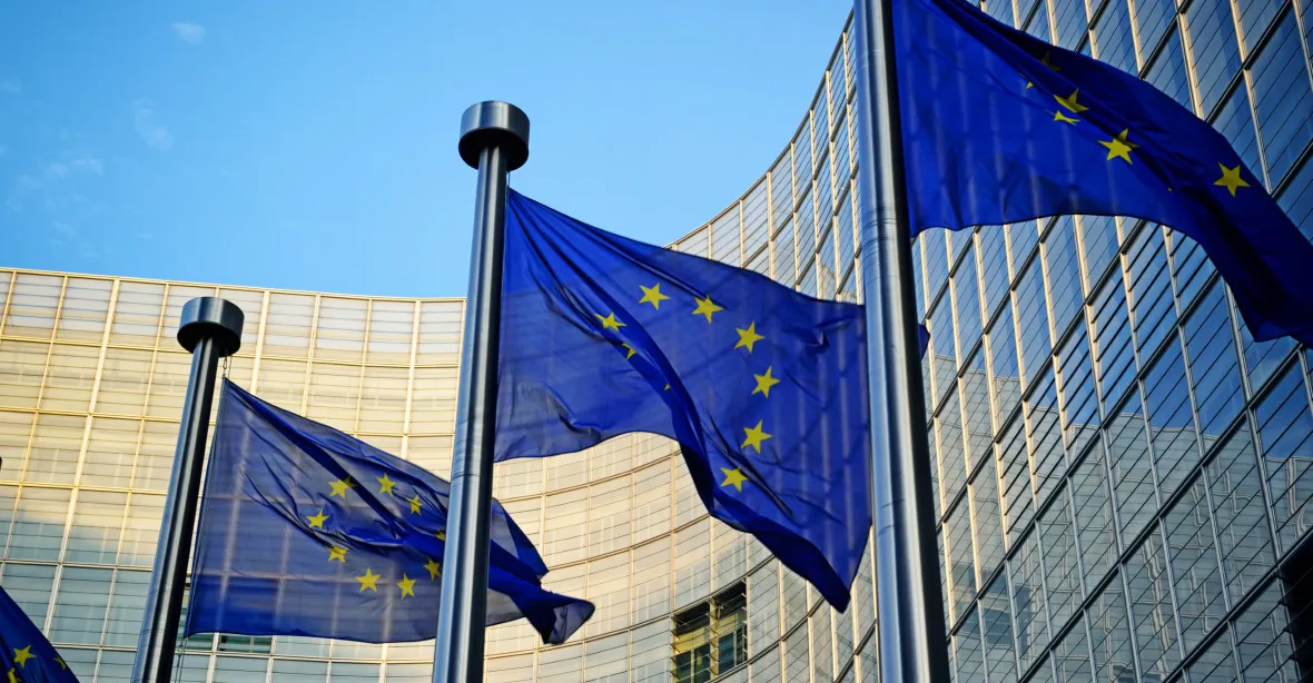 EU schválila nové sankce proti Rusku. Omezí vývoz chemikálií a IT součástek