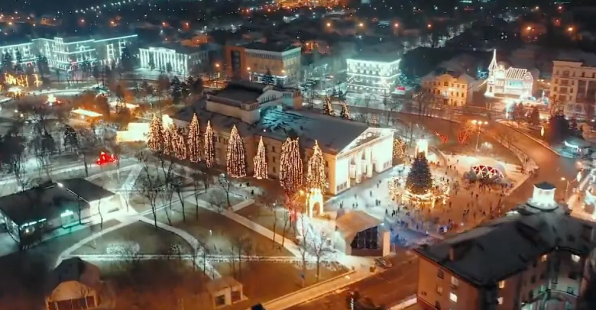VIDEO: Jako z jiného světa. Nasvícený loňský vánoční Mariupol, dnes z něj zbyly jen sutiny