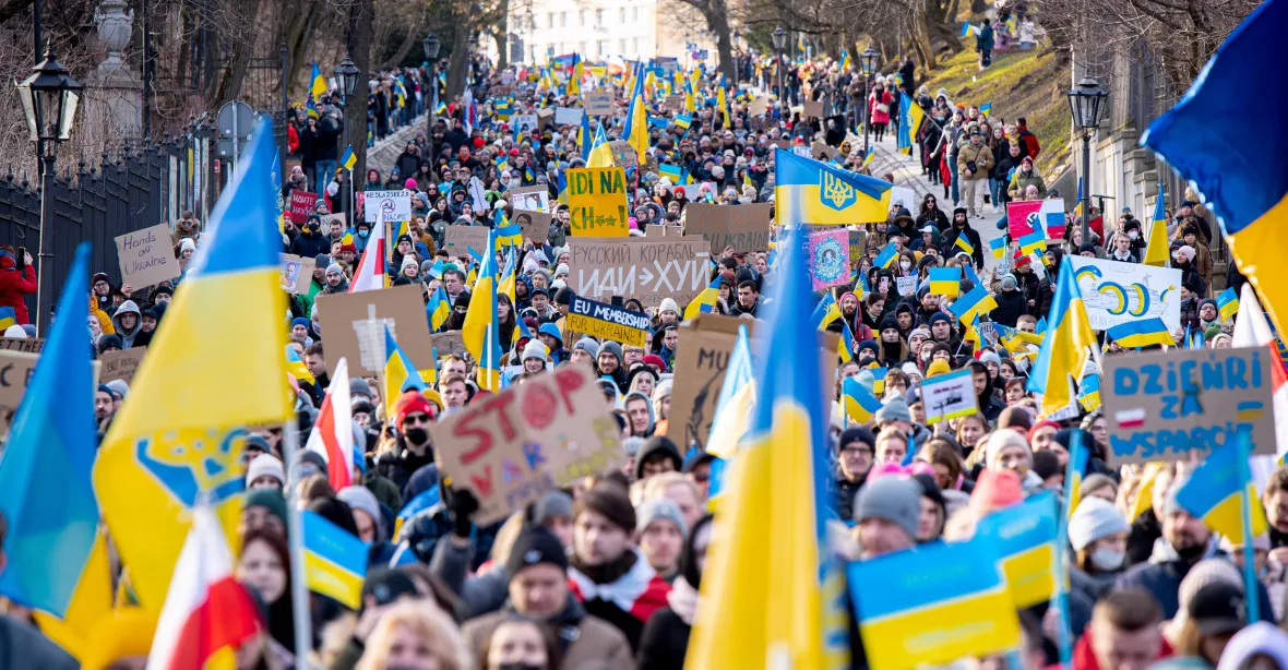 Většina Čechů už nechce dodávat zbraně Ukrajině. S humanitární pomocí však souhlasí 80 % lidí