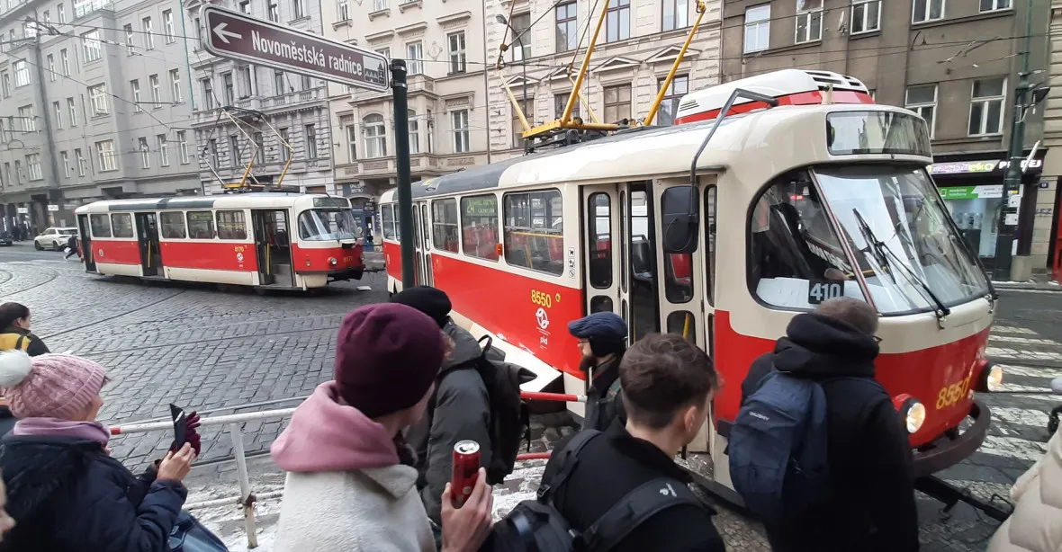 V centru Prahy vykolejila tramvaj, doprava byla přes hodinu výrazně omezena