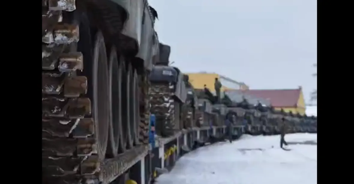 Rusko přesouvá v Bělorusku vojenskou techniku k hranicím s Ukrajinou, varují aktivisté