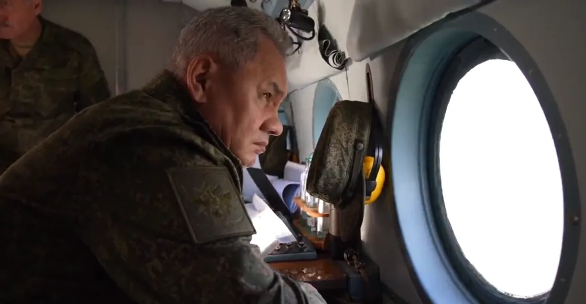 VIDEO: Šojgu byl na frontové linii, oznámil Kreml. Podle záběrů však byl 85 kilometrů od bojů