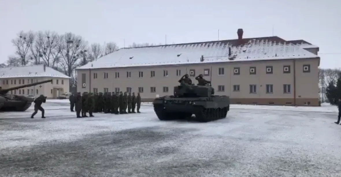 Armáda převzala tank Leopard z Německa. Černochová má zájem o švédské obrněnce
