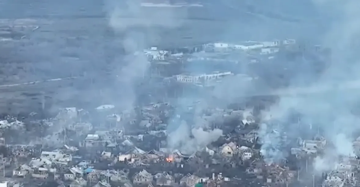 Ukrajinský dron natočil horor u Bachmutu. Rusko tam údajně směřuje k porážce
