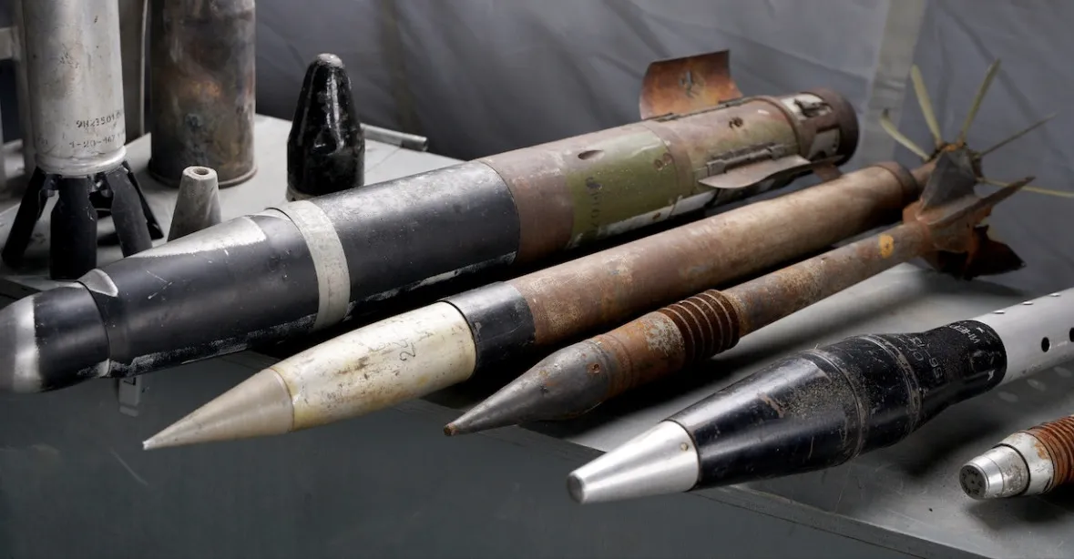 Ukrajina dostane desetitisíce dělostřeleckých granátů, dělům budou stačit několik týdnů