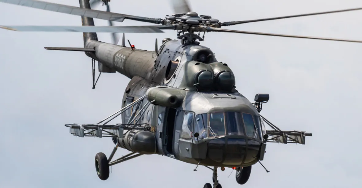 VIDEO: Neohrožený let nízko nad bojištěm. Ukrajinský vrtulník přesto dostal zásah