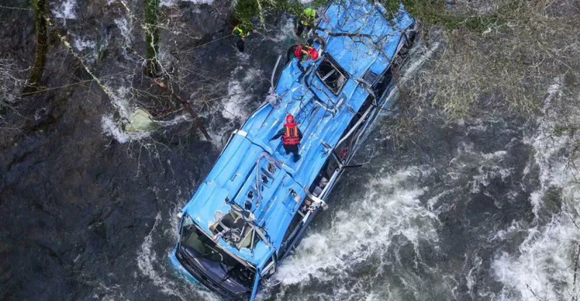 Na severu Španělska spadl autobus do řeky, šest lidí zemřelo