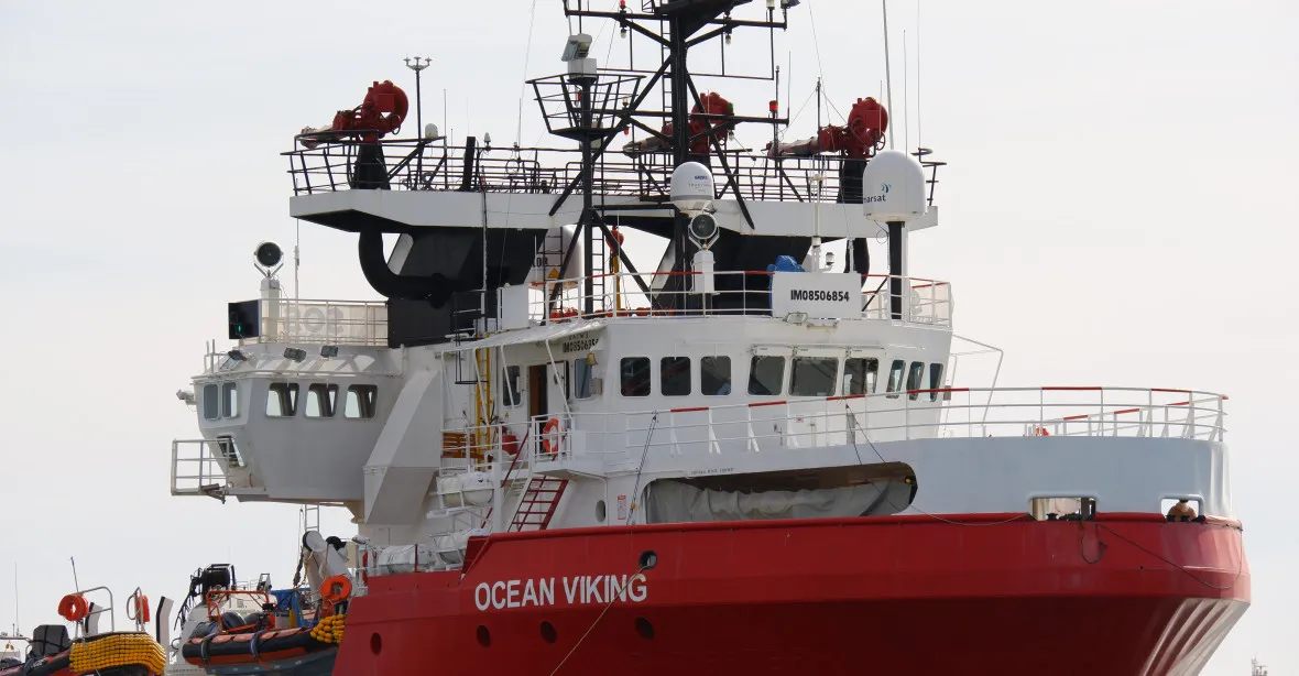 Itálie přijme migranty z lodi Ocean Viking, kvůli které měla při s Francií
