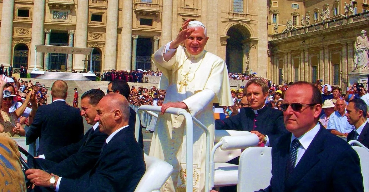 Vážný stav papeže na odpočinku Benedikta XVI. Věřící se mají modlit