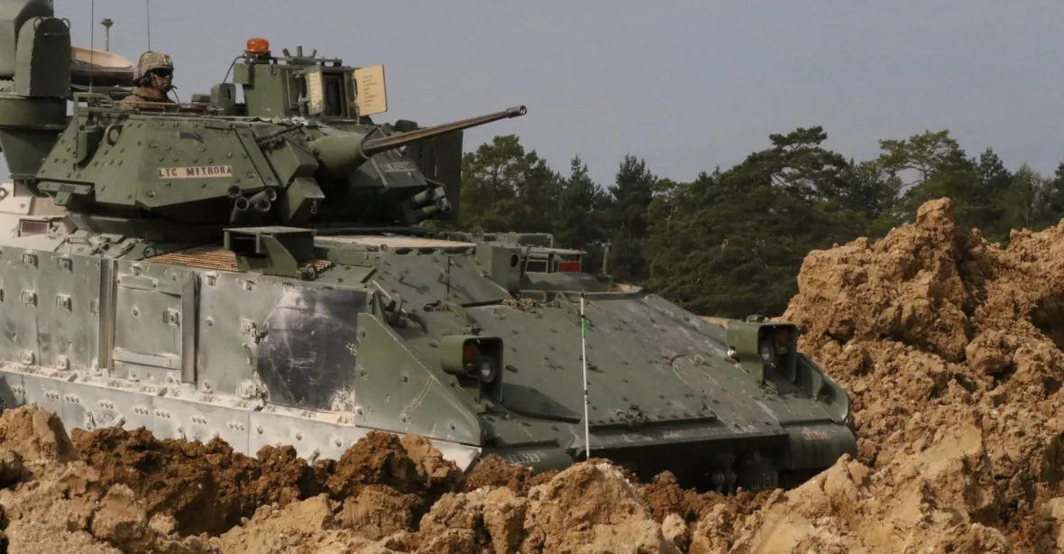 USA chtějí poslat bojová vozidla Bradley na Ukrajinu. „Urychlíme konec války“