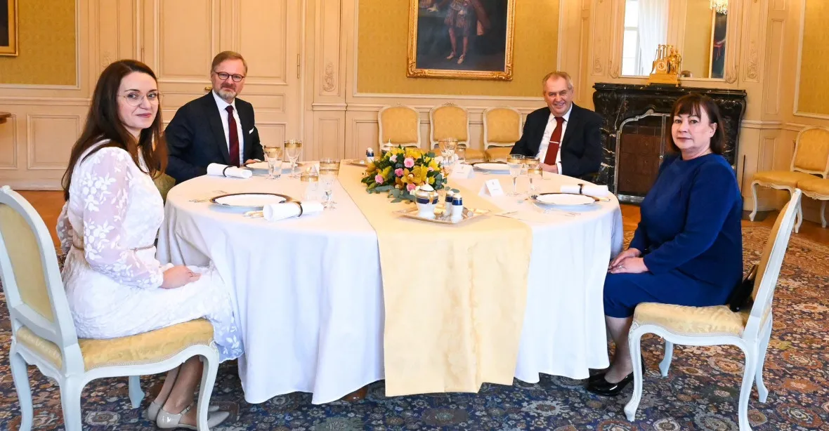 Zeman a Fiala se setkali u novoročního oběda. Prezident pochválil premiérovi projev