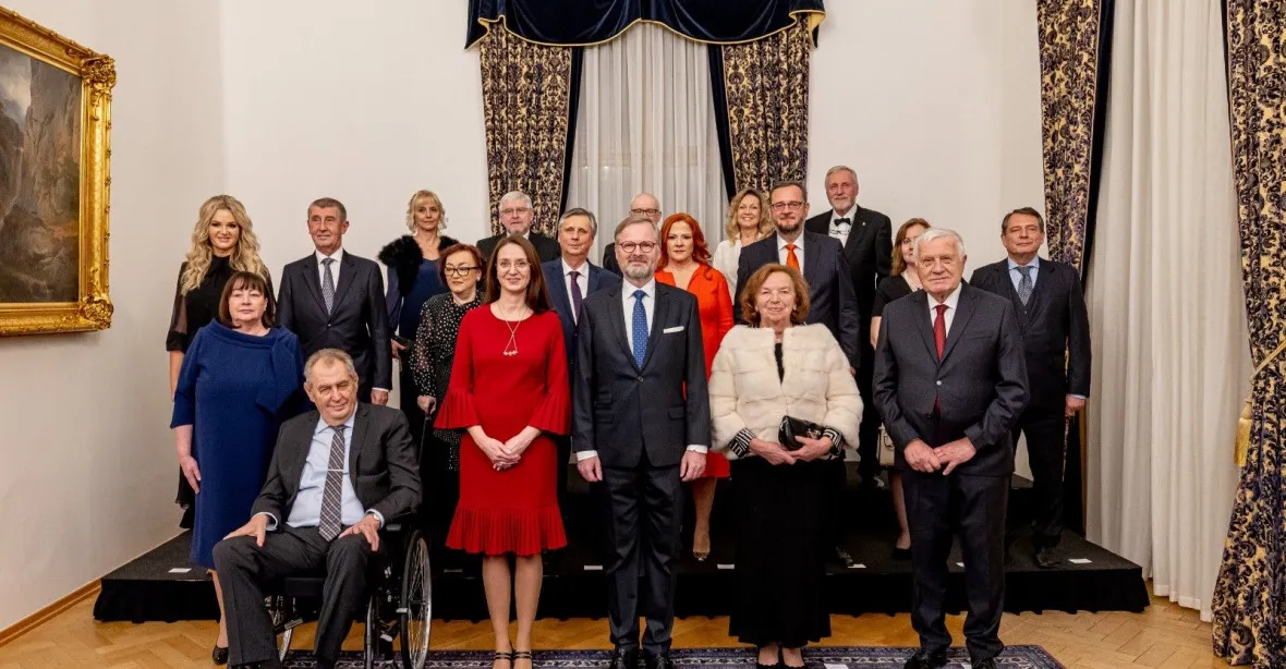 OBRAZEM: Historický moment v Kramářově vile. Deset premiérů Česka u jednoho stolu