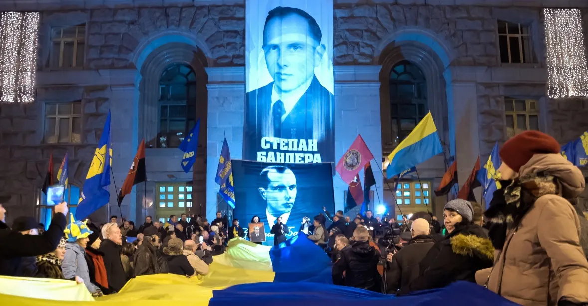 Banderu oslavil parlament Ukrajiny. „Nemůžeme být shovívaví,“ protestoval Morawiecki
