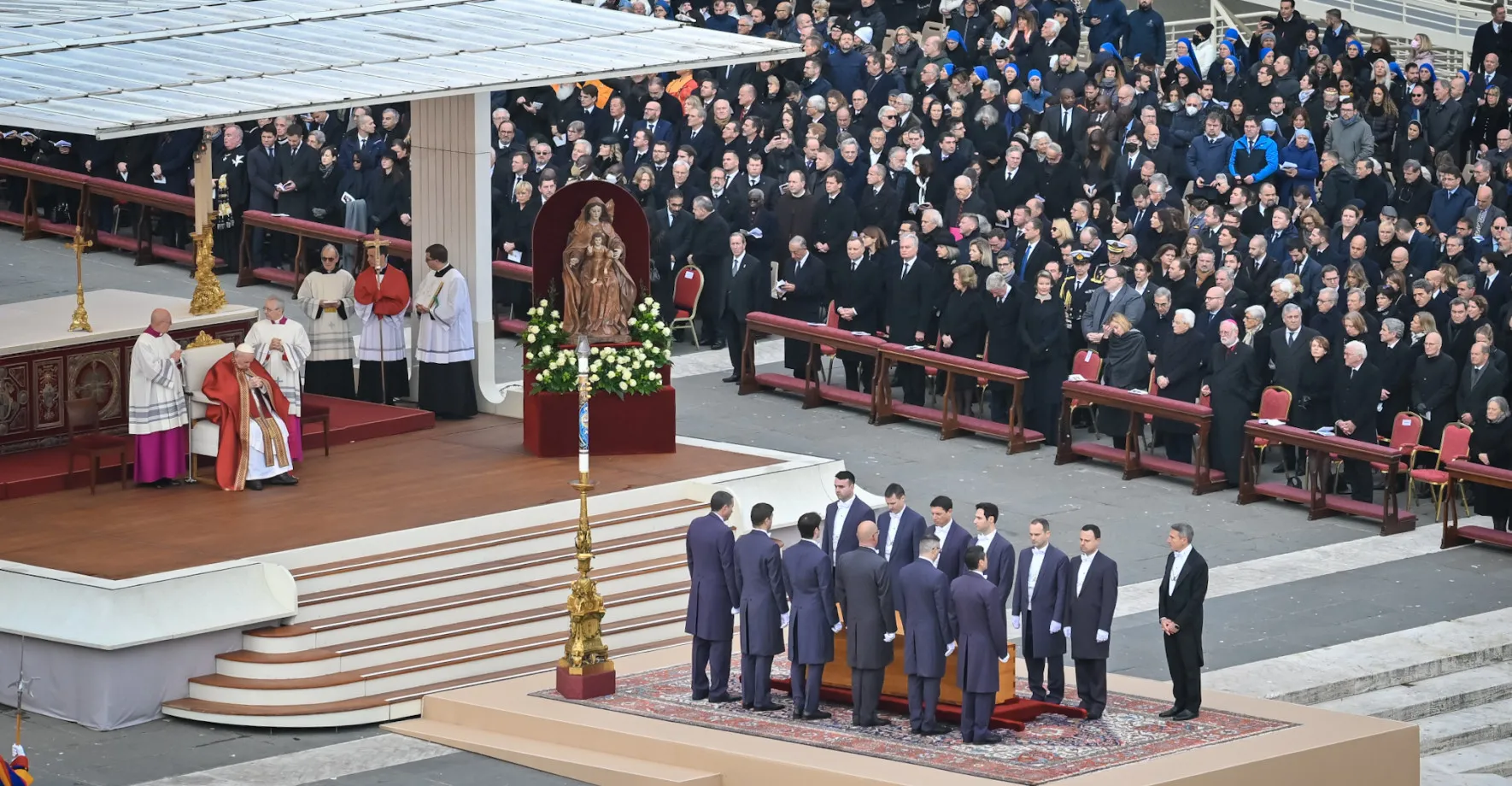 GALERIE: Vatikán se rozloučil s Benediktem XVI. Svatopetrské náměstí zaplnilo 100 000 lidí