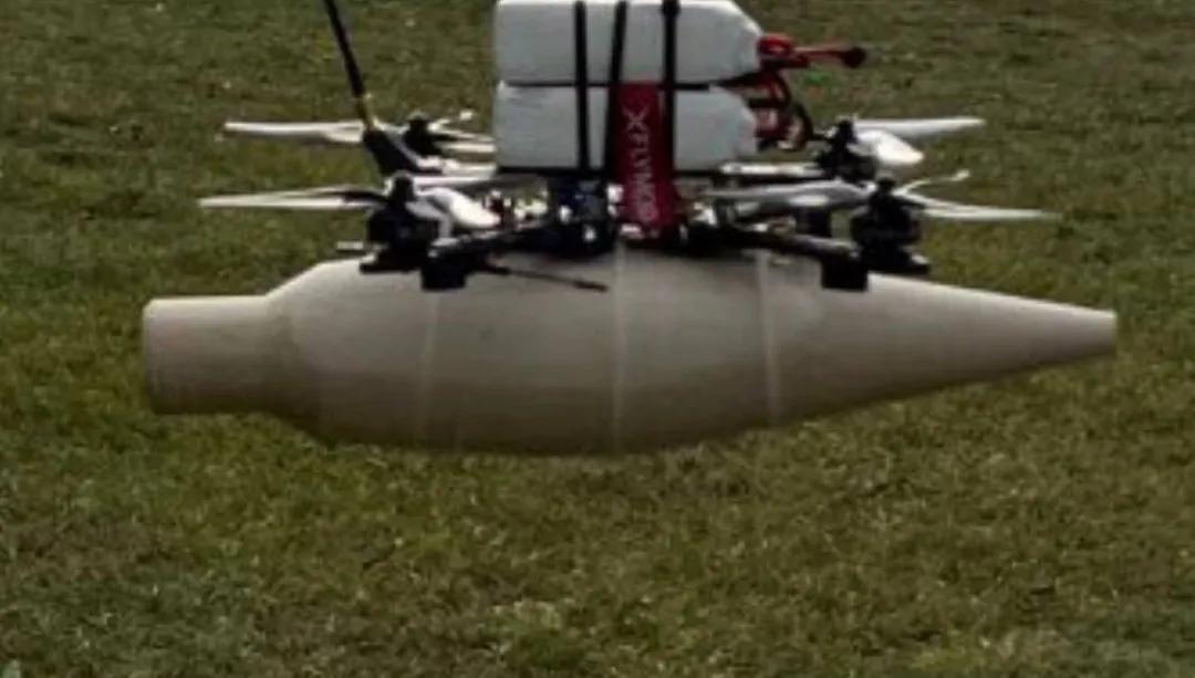 VIDEO: Závodní drony ničí obrněnce Rusů. Patří utajované jednotce Omega