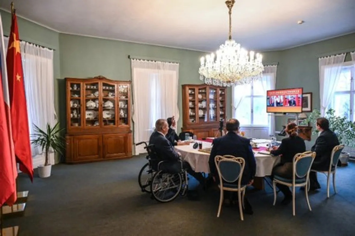 Prezident Zeman se s čínským prezidentem Si spojil z Lán, podle zveřejněné fotografie ho v místnosti doprovodil například ředitel hradní diplomacie Rudolf Jindrák.
