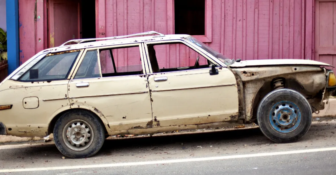 Kyjevský servis mění zchátralá auta ve válečná vozidla