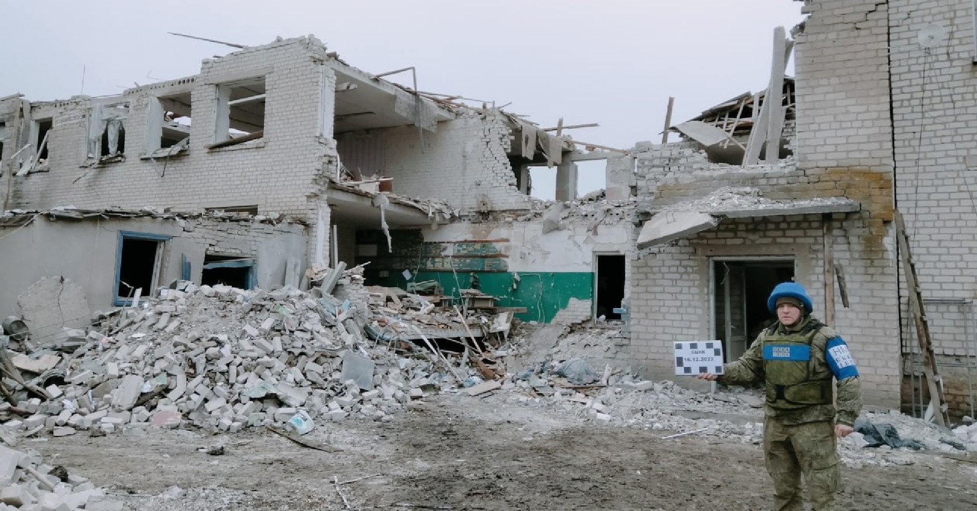 Мирно нападение. Разрушенный дом. Обстрел школы в Луганске. Луганск разрушения.