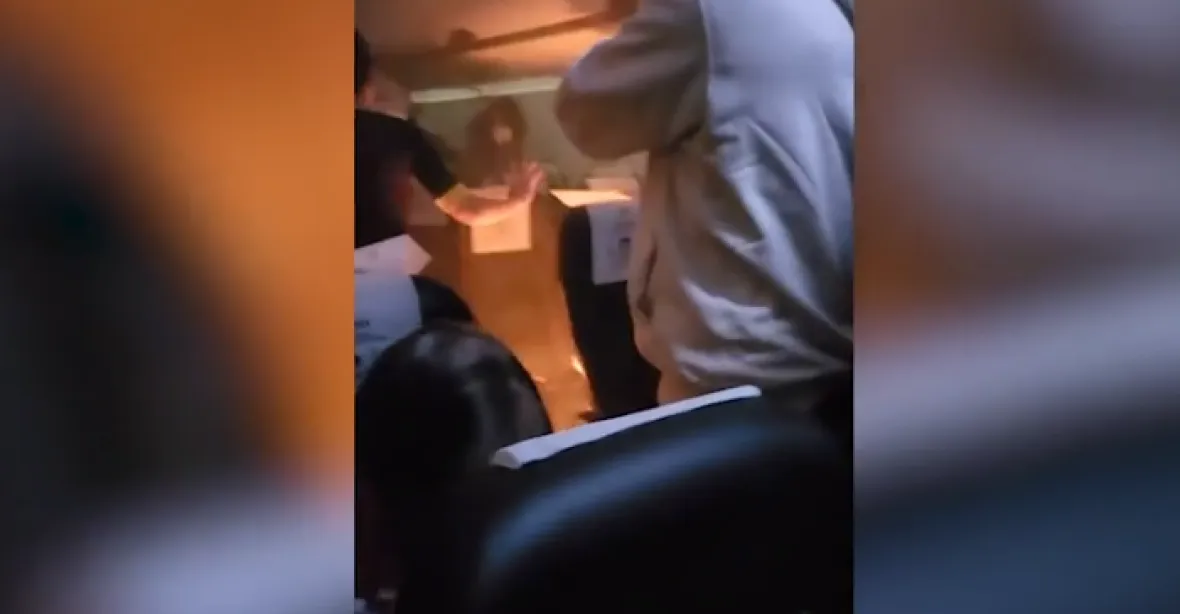 VIDEO: Na palubě letadla vzplála powerbanka, plameny zranily dva lidi
