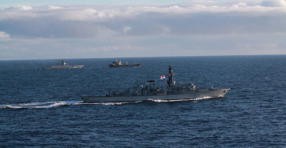 Ruská fregata s hypersonickými střelami v Lamanšském průlivu. Britové ji vyprovodili
