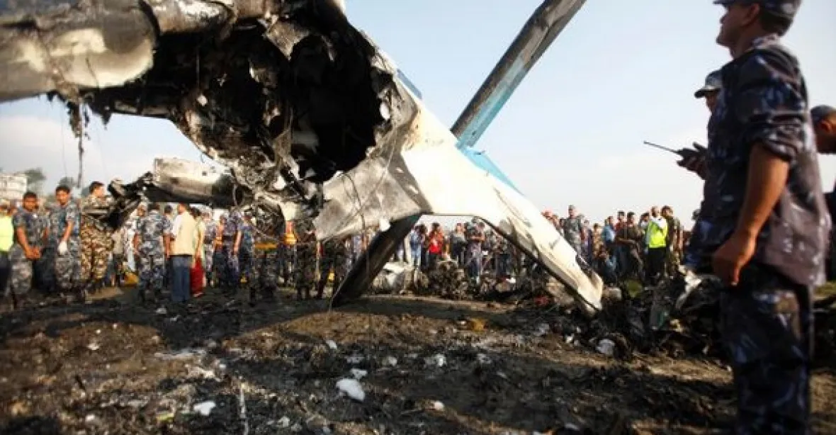 Katastrofický přistávací manévr. Záchranáři vyprostili z trosek letadla v Nepálu desítky těl