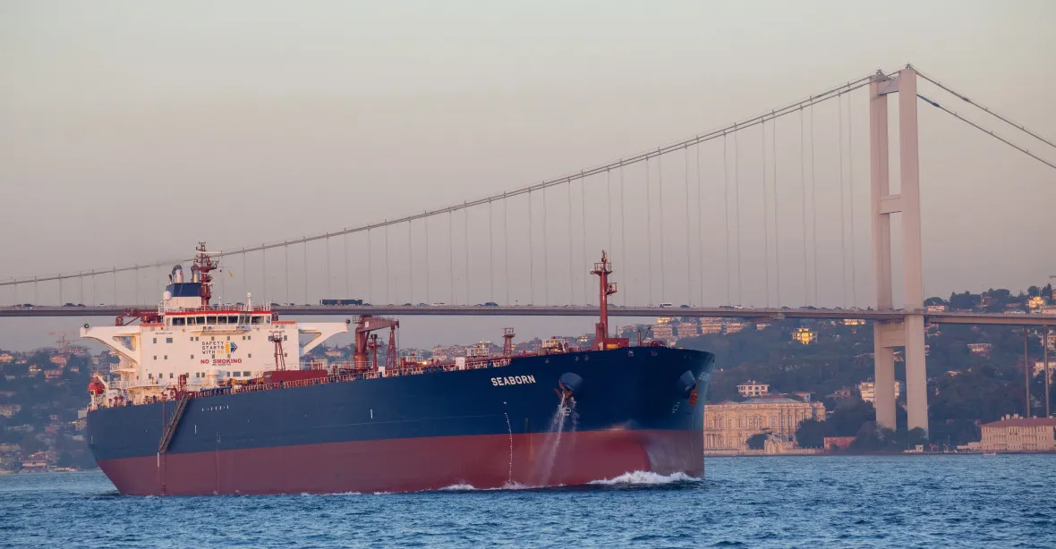 V Bosporu uvázla loď s ukrajinských hrachem, plavba průlivem je přerušená