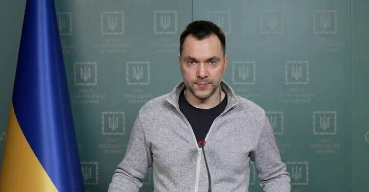 Zelenského poradce Arestovyč rezignoval poté, co obvinil Ukrajince z neštěstí v Dnipru