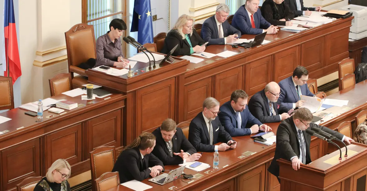 Sněmovní diskuse o vyslovení nedůvěry vládě opět protáhla, k diskusi se přihlásily desítky poslanců