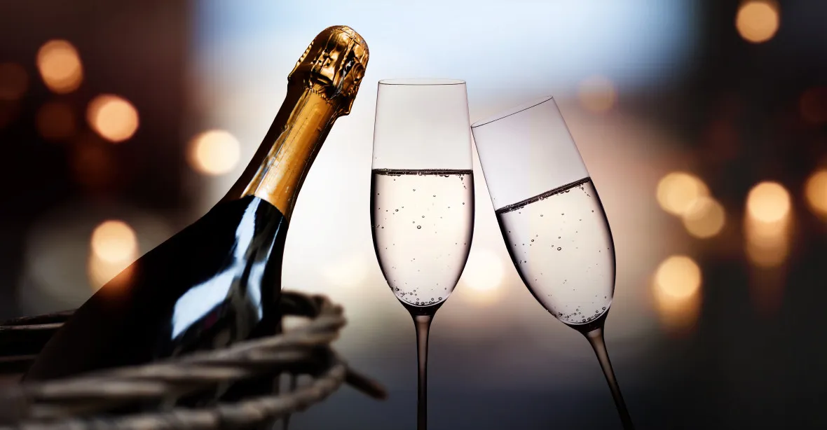 Svět na šampaňském nešetří. Loni se ho prodalo za rekordních 143 miliard korun