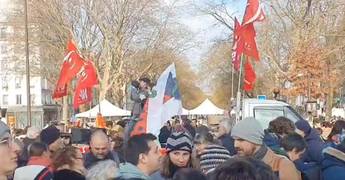 VIDEO: Mládež a opozice ve Francii protestují proti Macronově důchodové reformě