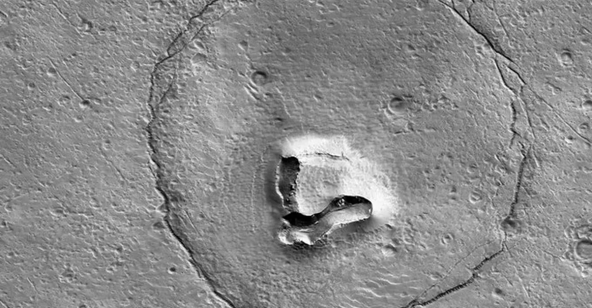 Snímek NASA zachytil na povrchu Marsu podobu medvídka Paddingtona