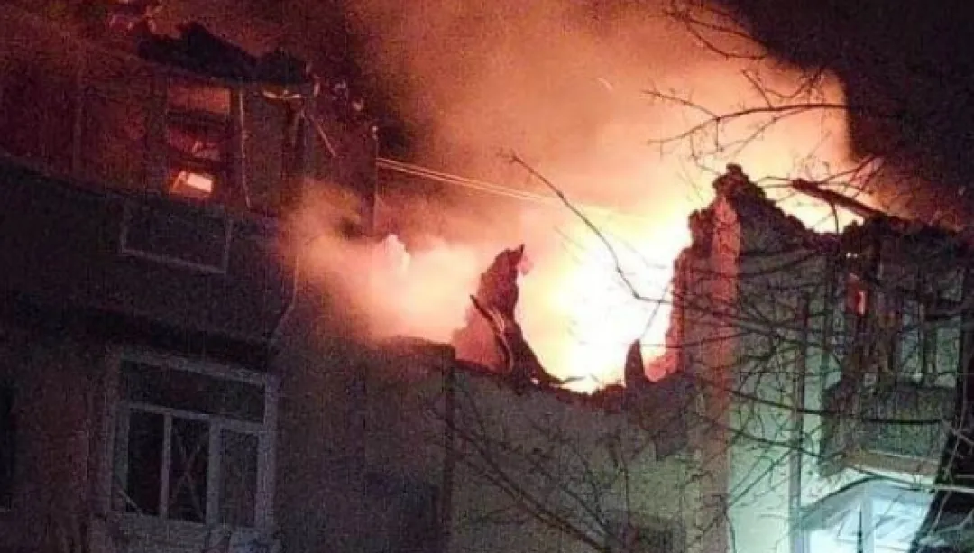 Ruská raketa zasáhla a zapálila bytový dům v centru Charkova