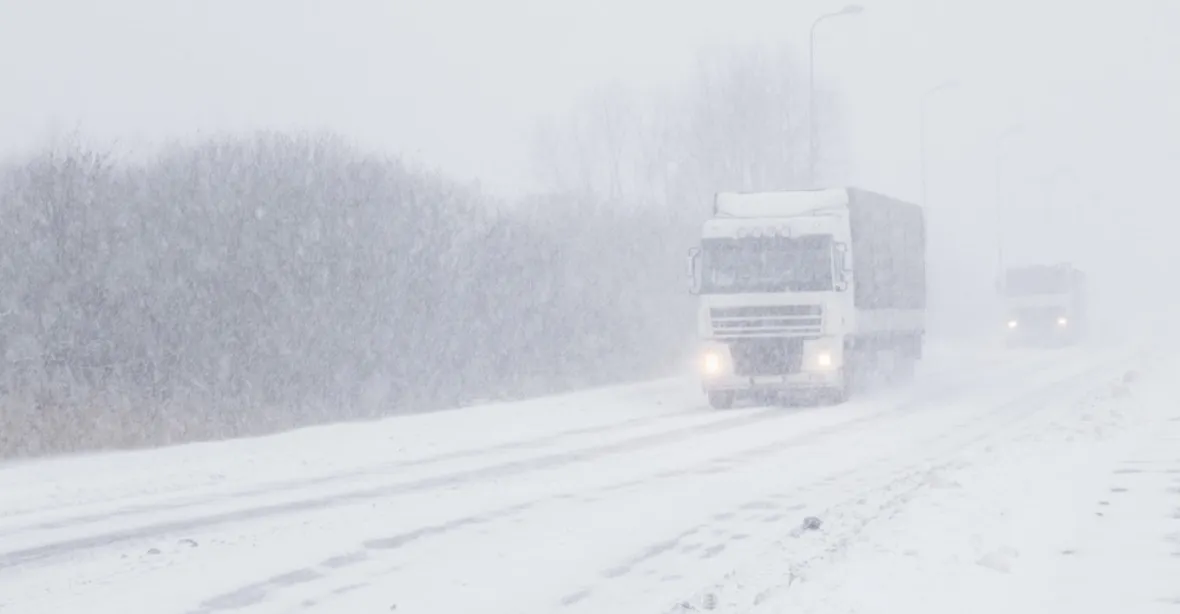 Počasí komplikuje dopravu po Česku. Kamiony stojí v kopcích