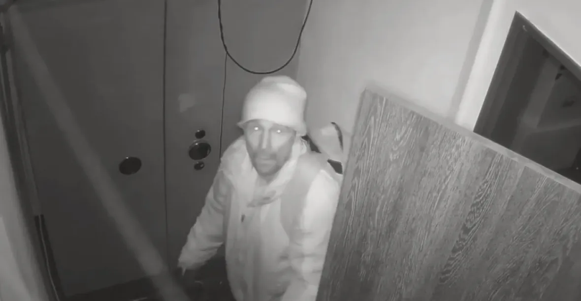 VIDEO: Muž se podíval do kamery, pak ji zakryl a začal loupit
