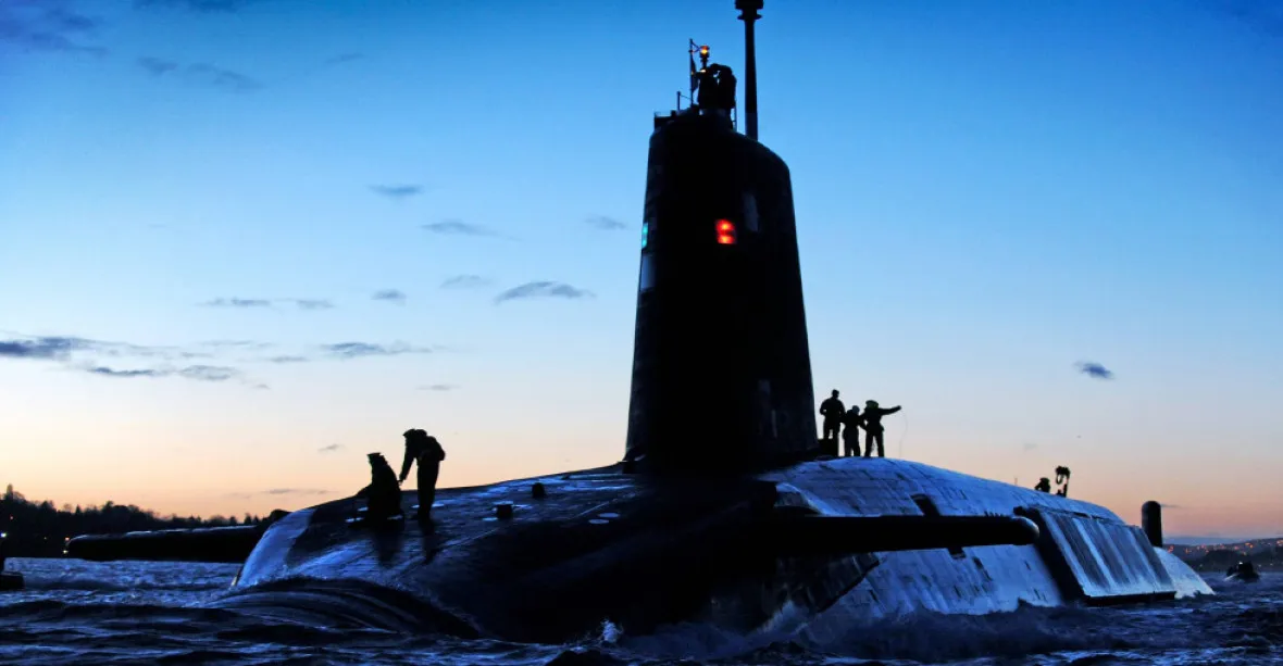 Skandál v Británii, v námořnictvu opravovali jadernou ponorku lepidlem